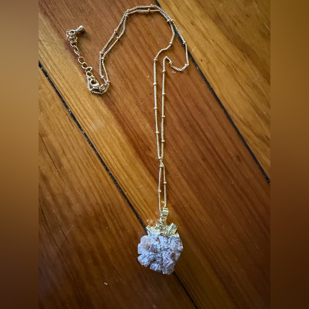 Elegant Gold Necklace with gemstone